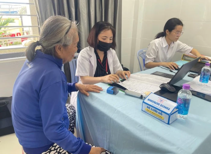 Khám sức khỏe, sàng lọc miễn phí cho người dân phường Cam Ranh