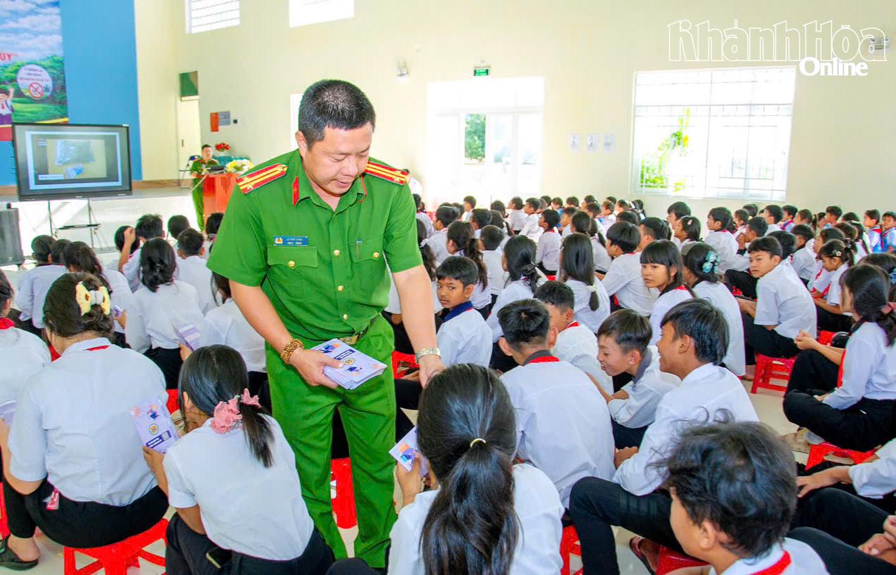 Phòng Cảnh sát điều tra tội phạm về ma túy Công an tỉnh Khánh Hòa tuyên truyền phòng ngừa ma túy tại các trường học trên địa bàn.