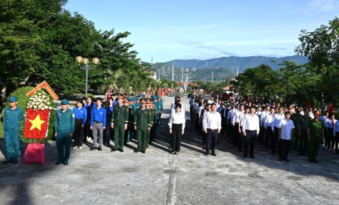 Xã Thuận Bắc dâng hương tại Nhà bia ghi danh liệt sĩ