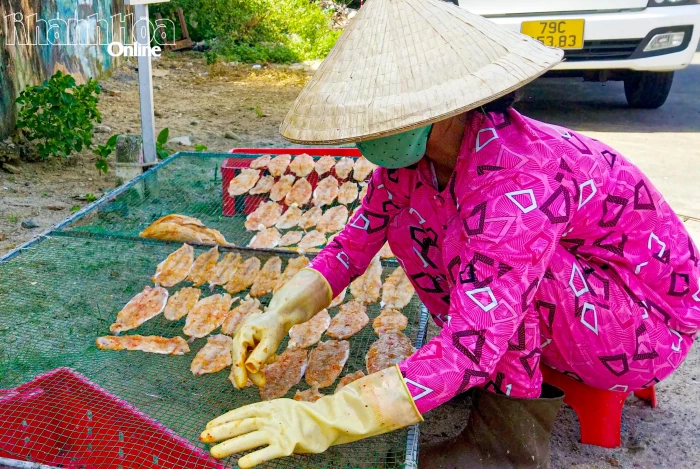 Chiếc vỉ phơi ở làng chài