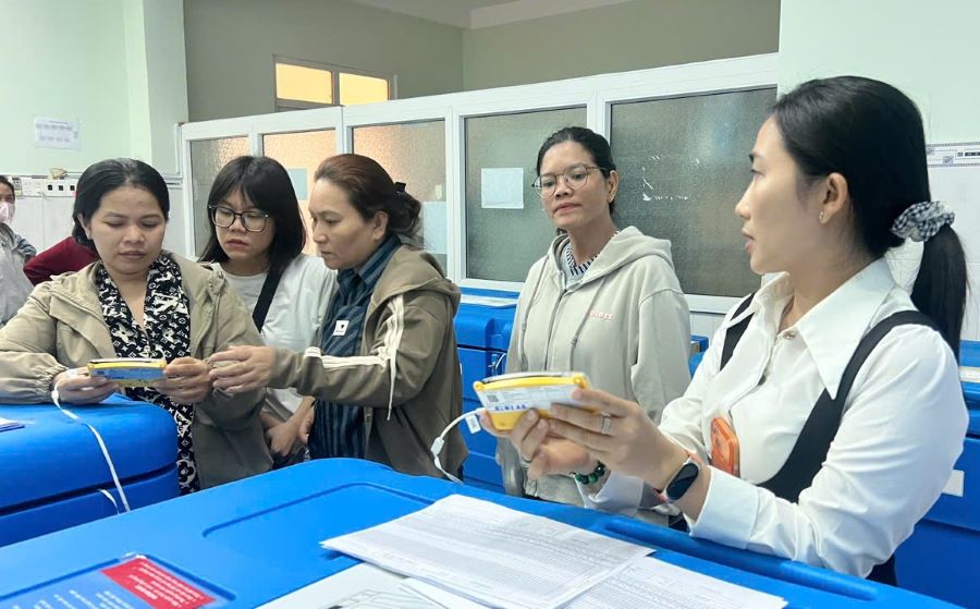 báo cáo viên thực hành kiểm tra nhiệt độ bảo quản vacxin.