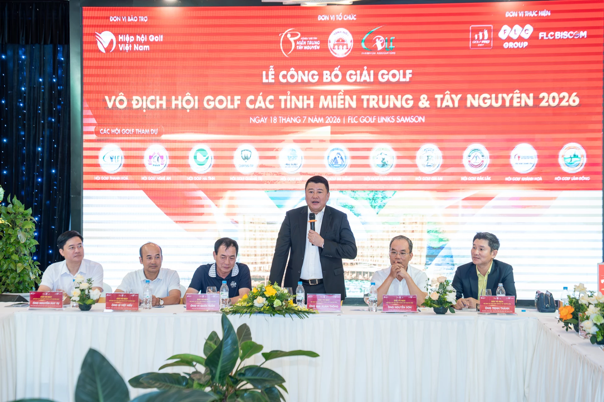 Chủ trì lễ công bố.