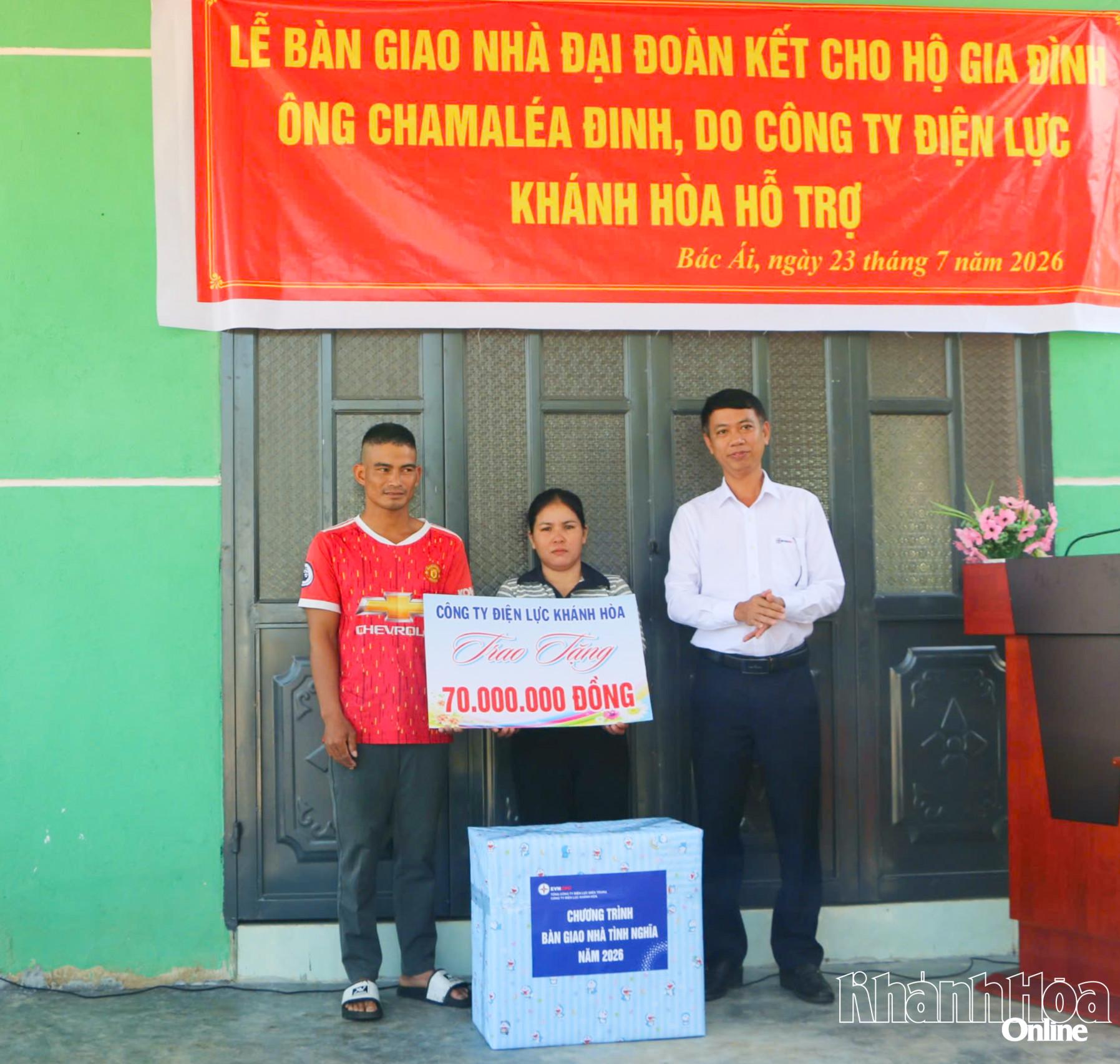 Đại diện Công ty Điện lực Khánh Hòa trao kinh phí hỗ trợ và tặng quà cho gia đình ông Chamaléa Đinh tại lễ bàn giao nhà Đại đoàn kết.