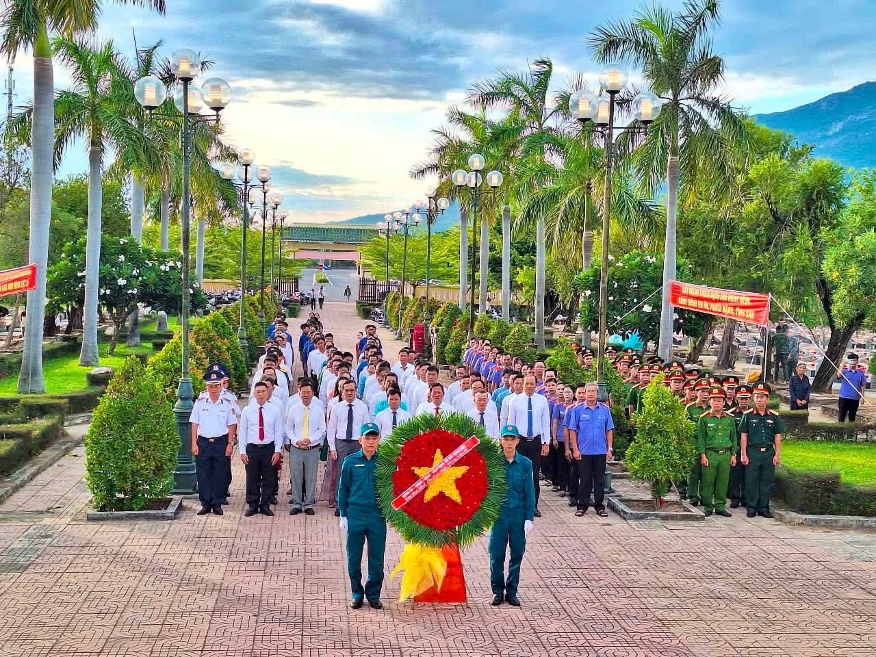 Các đại biểu dâng hoa, dâng hương viếng nghĩa trang