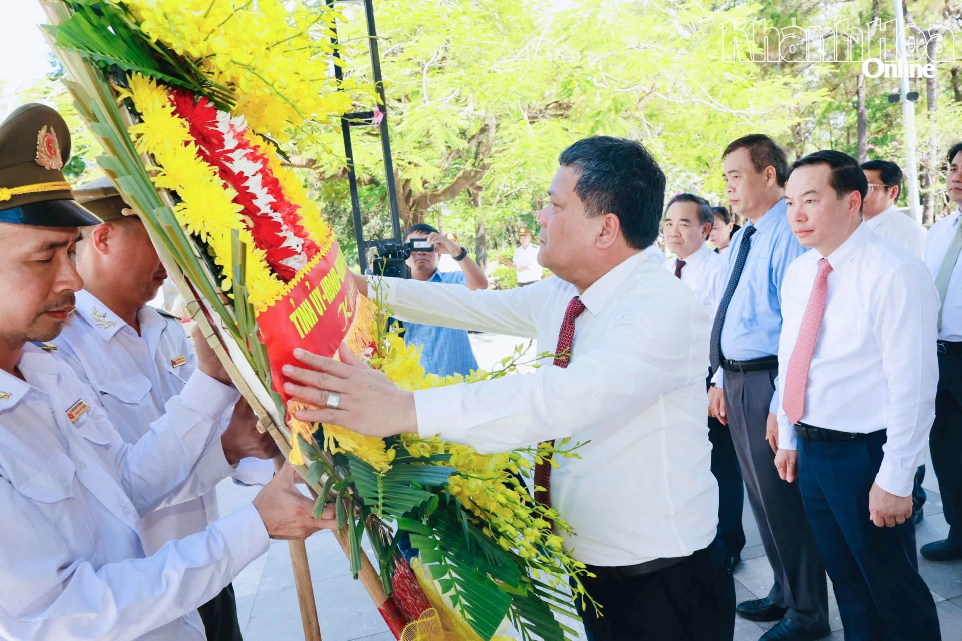 Bí thư Tỉnh ủy Trần Phong chỉnh hoa trước khi bắt đầu buổi lễ.