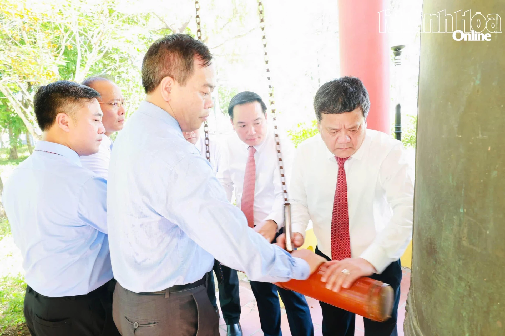 Bí thư Tỉnh ủy Trần Phong và các đồng chí lãnh đạo thỉnh chuông tại Nghĩa trang liệt sĩ quốc gia Trường Sơn.