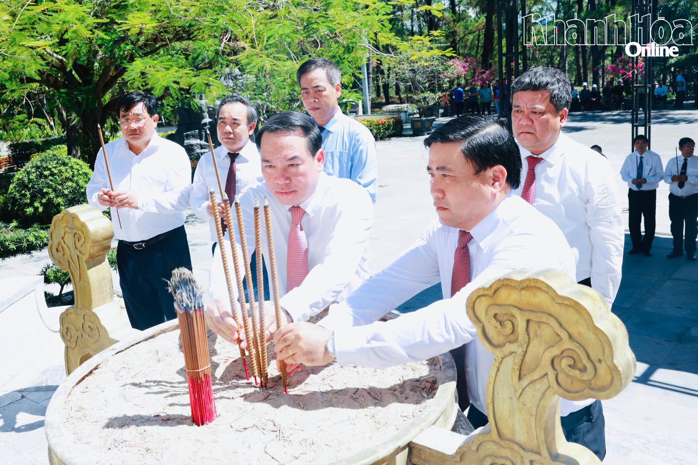 Đồng chí Hồ Xuân Trường và đồng chí Lâm Đông dâng hương tri ân các anh hùng liệt sĩ.