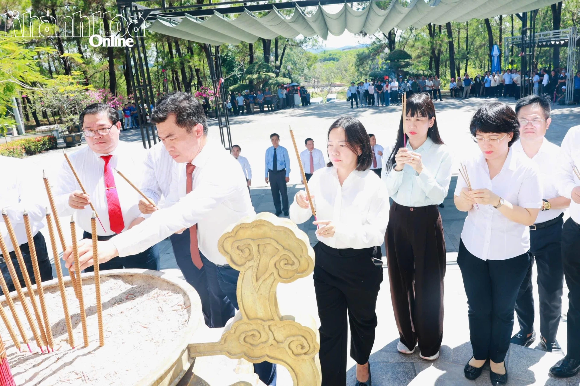 Thành viên đoàn công tác dâng hương.