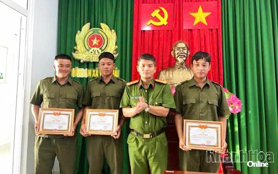 Thừa ủy quyền của Chủ tịch UBND xã, Trưởng Công an xã Vĩnh Hải trao giấy khen cho các cá nhân thuộc Tổ bảo vệ an ninh trật tự ở cơ sở.