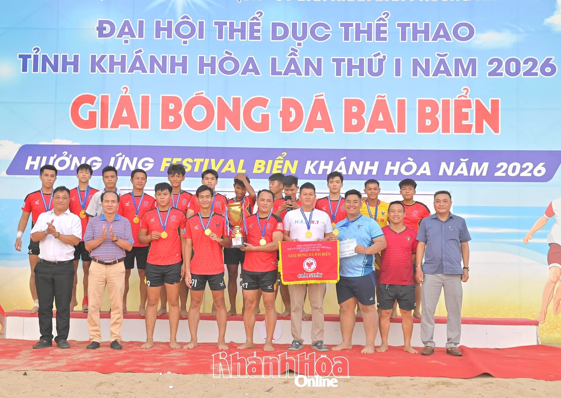 Ban tổ chức trao cúp vô địch cho đội phường Tây Nha Trang.