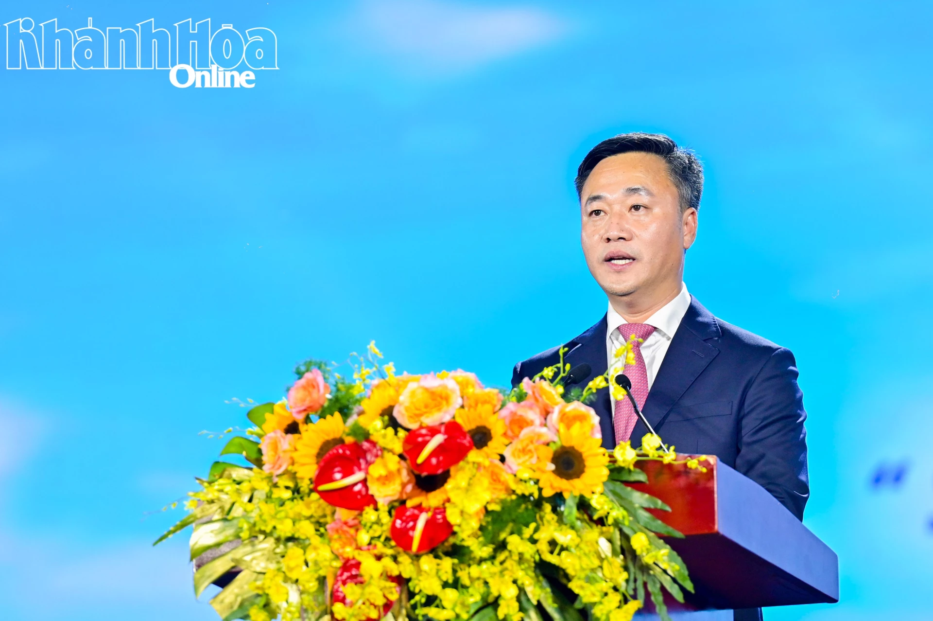 Chủ tịch UBND tỉnh Nguyễn Việt Hùng phát biểu khai mạc Festival Biển Khánh Hòa năm 2026.