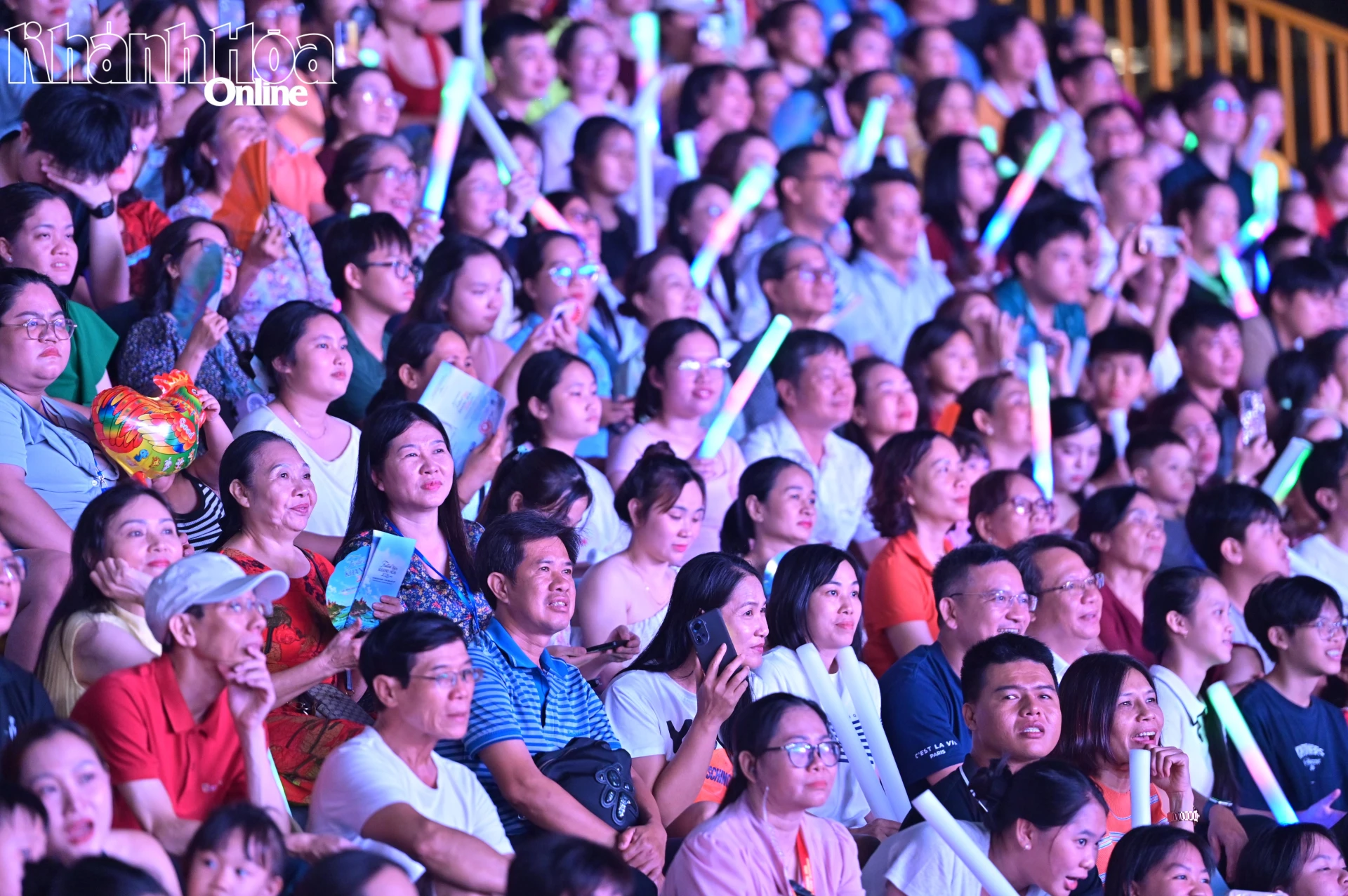 Rất đông người dân, du khách đã đến theo dõi và cổ vũ cho đếm khai mạc Festival Biển Khánh Hòa năm 2026.