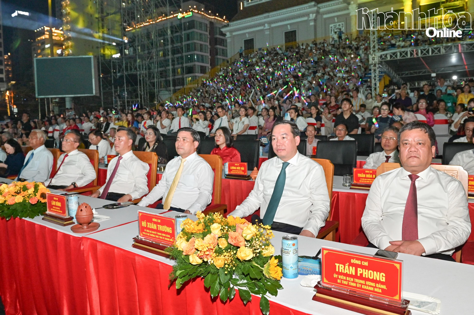 Bí thư Tỉnh ủy Trần Phong cùng các đồng chí Thường trực Tỉnh ủy tham dự Lễ khai mạc Festival Biển Khánh Hòa năm 2026.