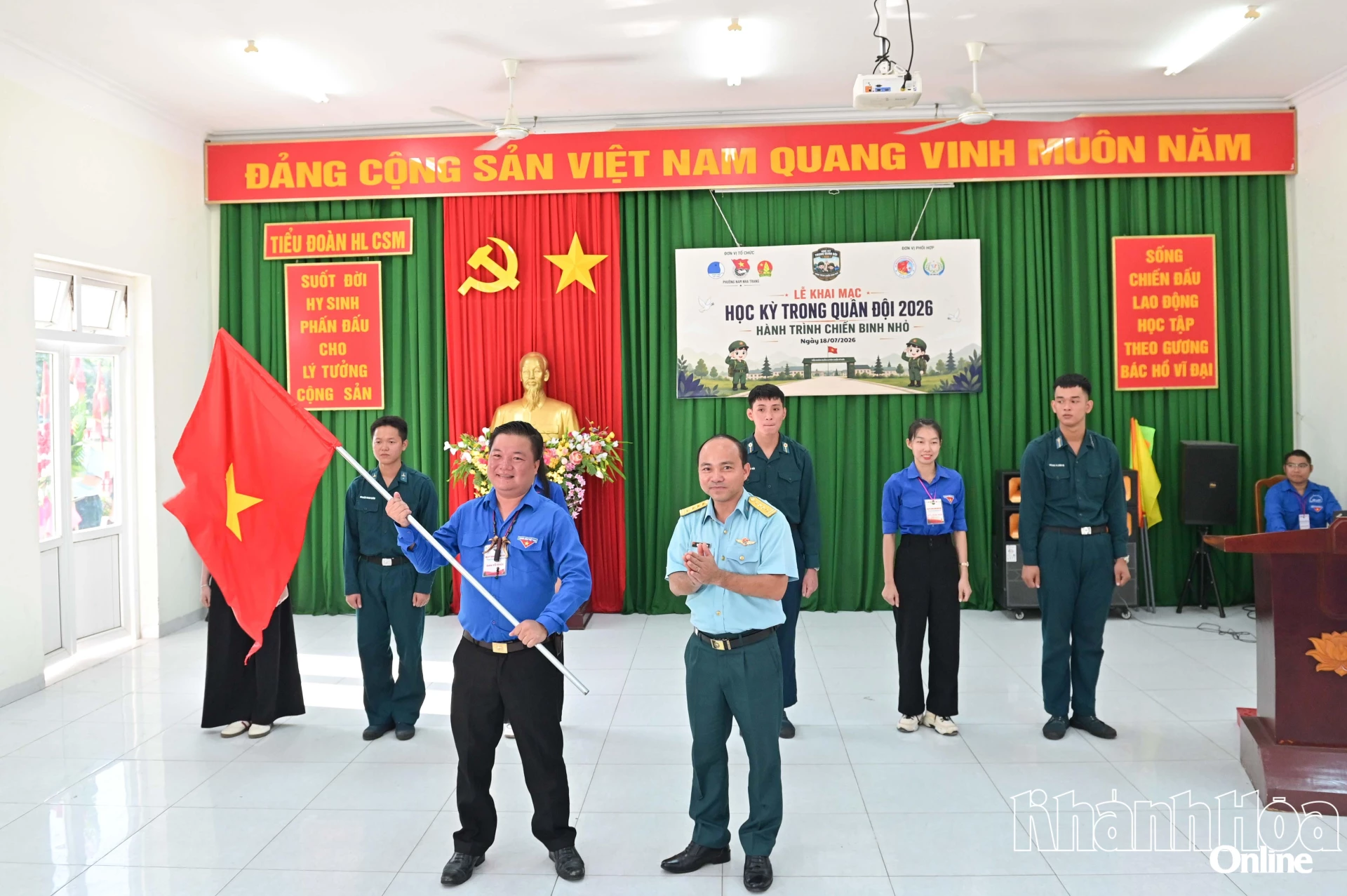 Ban tổ chức ra mắt ban huấn luyện chương trình.