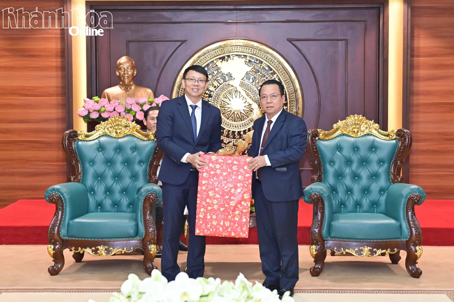 Đồng chí Silai Sisavengsouk tặng quà cho đồng chí Nguyễn Thanh Hà.