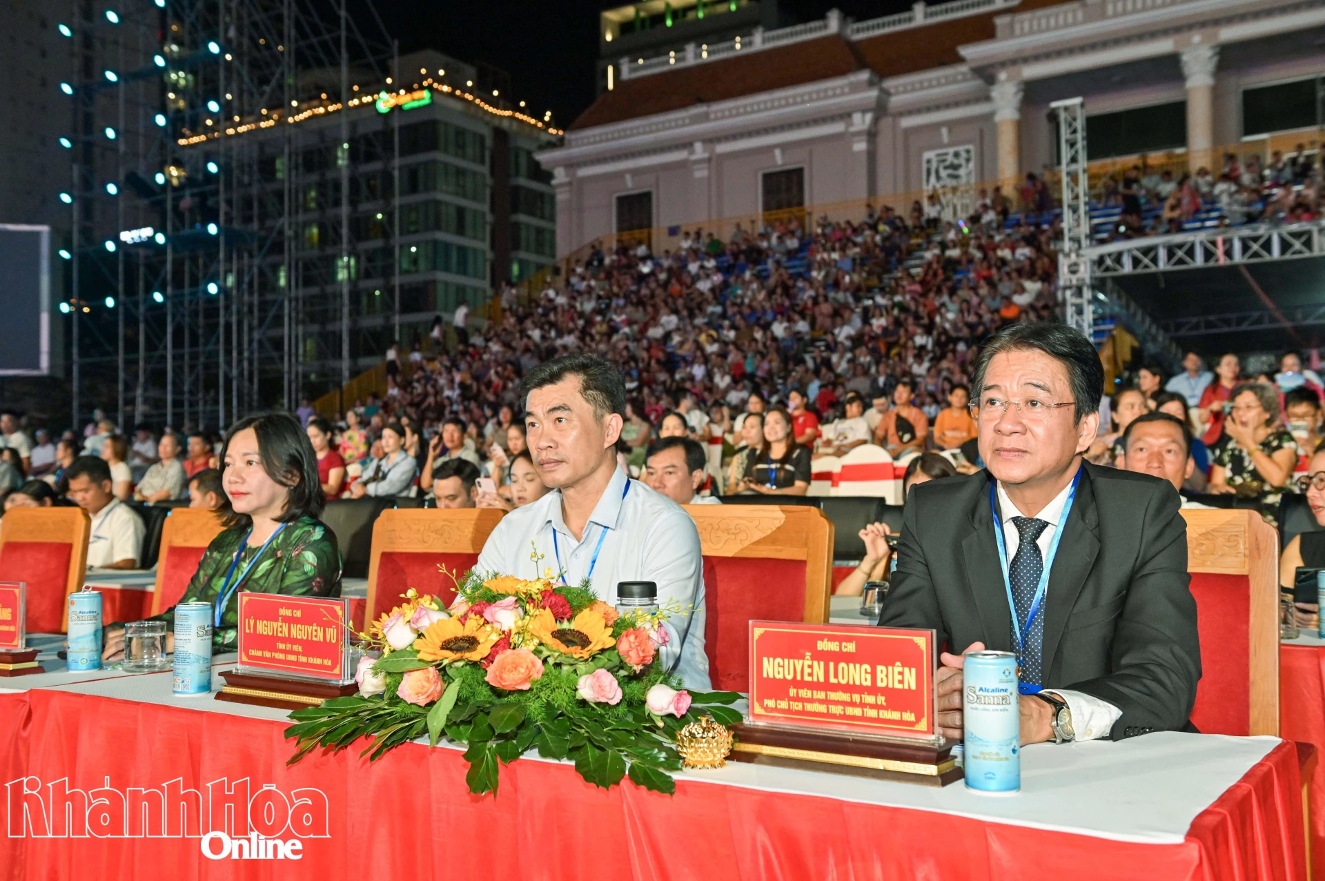 Phó Chủ tịch Thường trực UBND tỉnh Nguyễn Long Biên và các đại biểu tham dự lễ bế mạc.