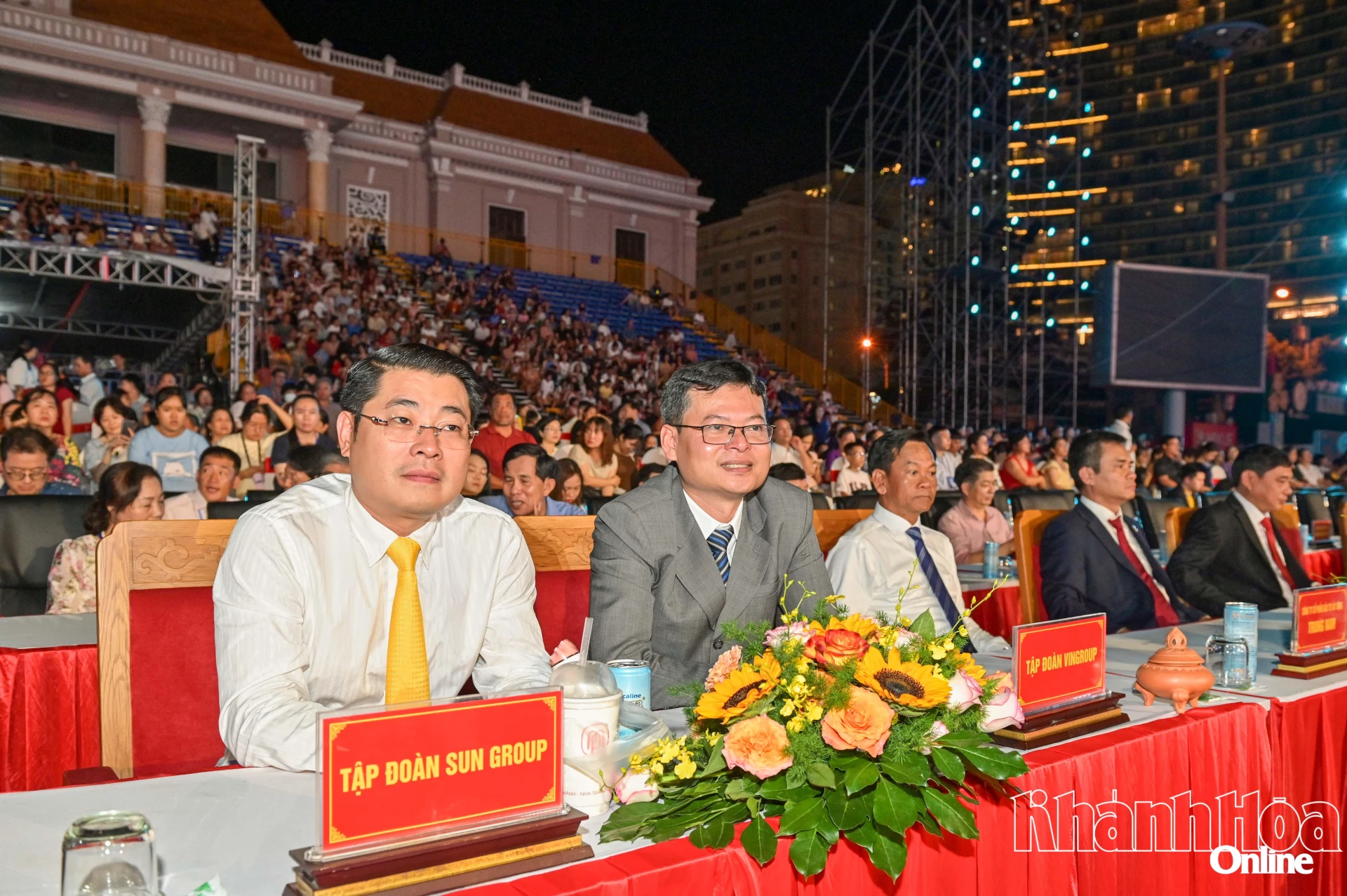 Các đại biểu tham dự buổi lễ.