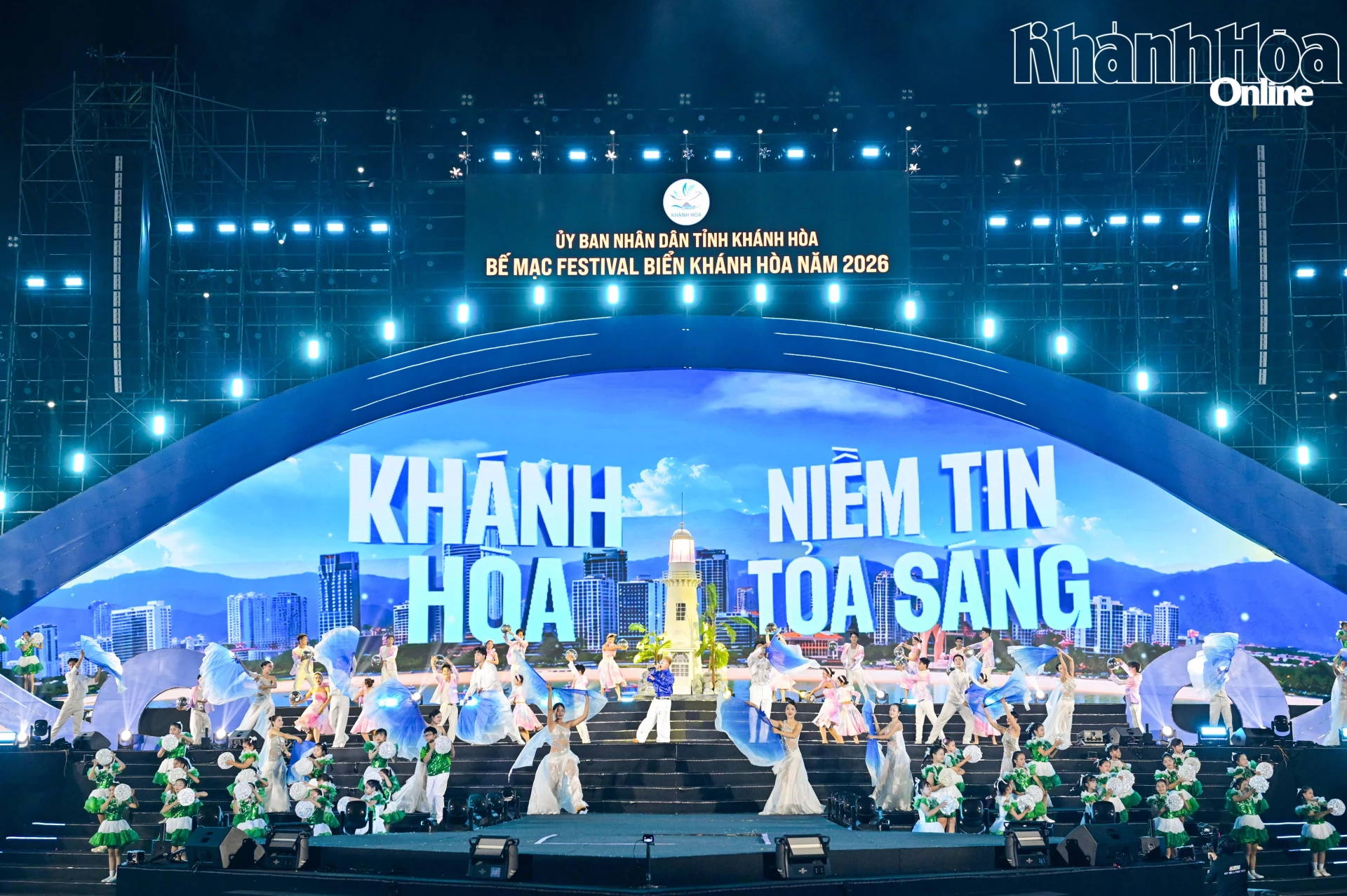 Tiết mục “Khánh Hòa niềm tin tỏa sáng” mở đầu chương trình bế mạc