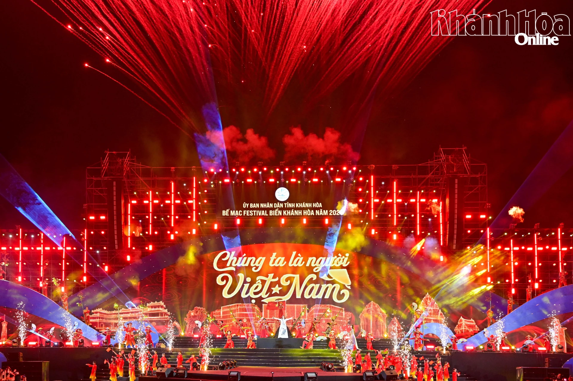 Ca khúc Chúng ta là người Việt Nam mang đến cảm xúc tự hào về quê hương đất nước trong Lễ bế mạc Festival Biển Khánh Hòa năm 2026