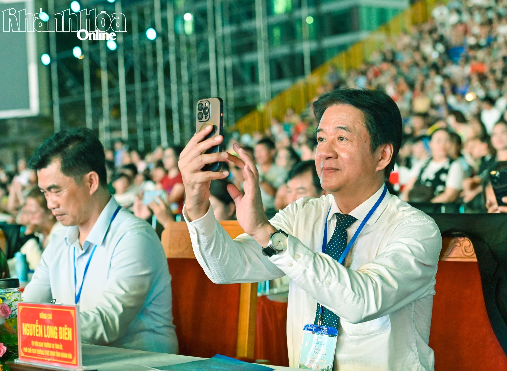 Đồng chí Nguyễn Long Biên quét mã QR để truy cập Nền tảng du lịch số tỉnh Khánh Hòa”.