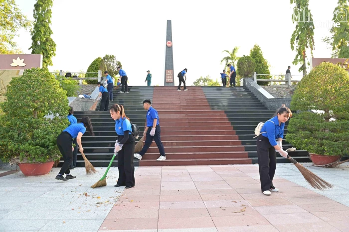 Phường Tây Nha Trang ra quân dọn vệ sinh tại Nghĩa trang liệt sĩ Hòn Dung