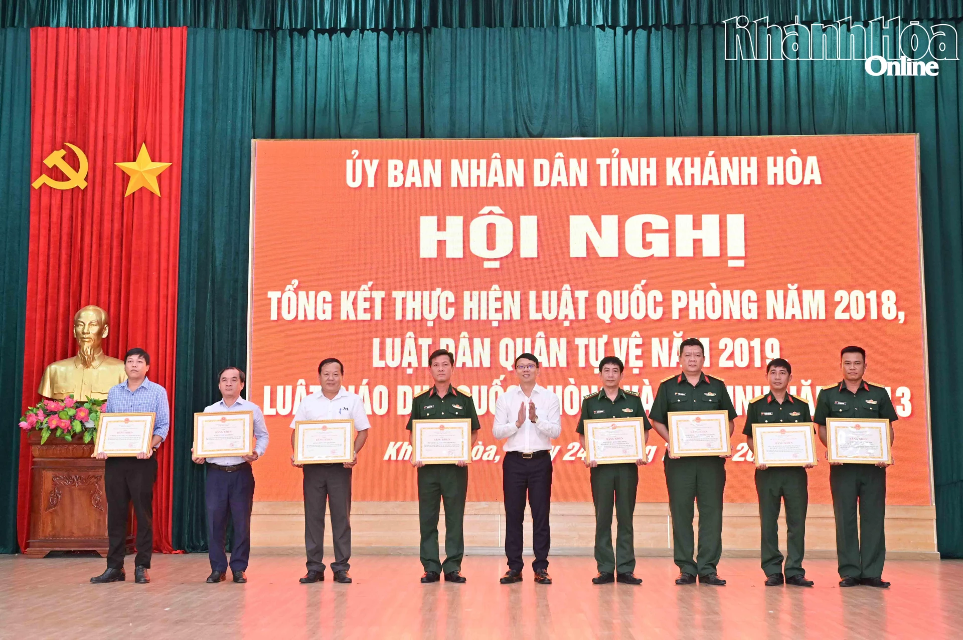 Lãnh đạo UBND tỉnh tặng bằng khen cho các tập thể.