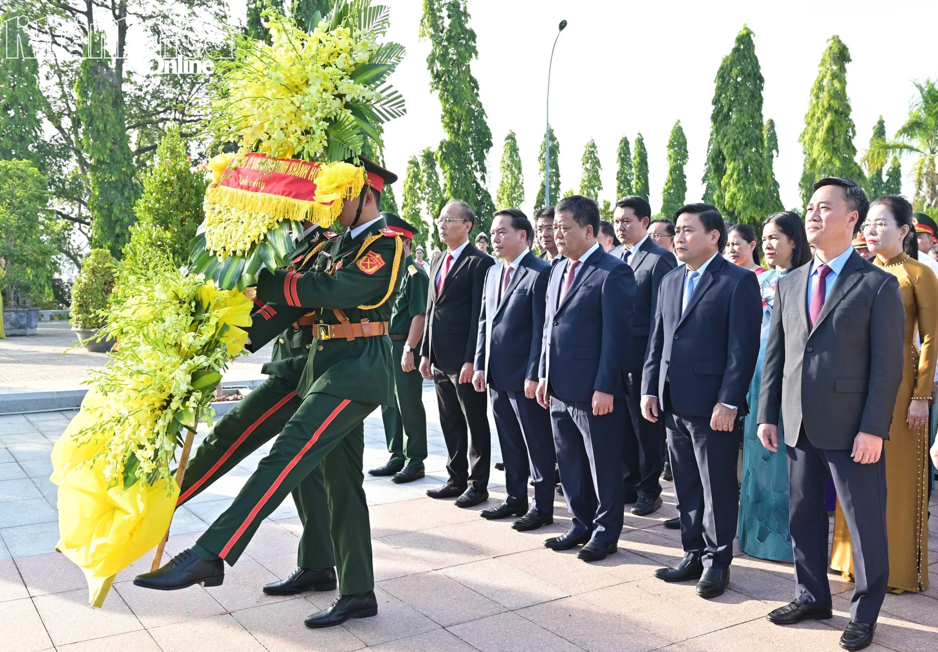 Bí thư Tỉnh ủy Trần Phong và các đại biểu dâng hoa tại Nghĩa trang liệt sĩ Hòn Dung.