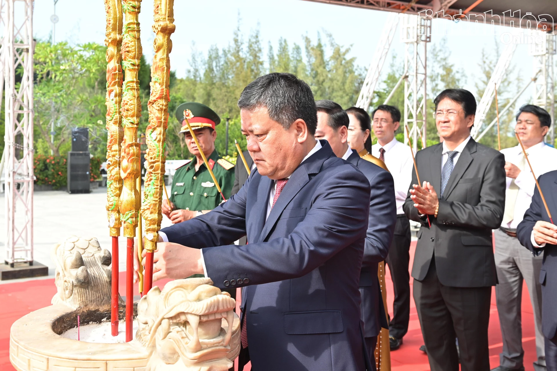 Đồng chí Trần Phong dâng hương tại Khu tưởng niệm chiến sĩ Gạc Ma.