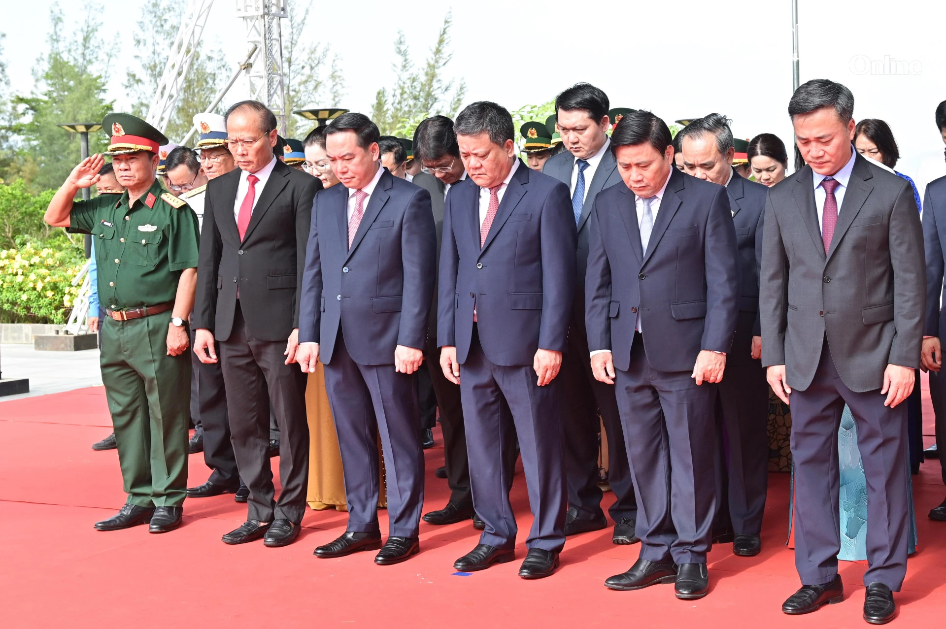 Các đồng chí Thường trực Tỉnh ủy và các đại biểu dành phút mặc niệm tưởng nhớ các anh hùng, liệt sĩ tại Khu tưởng niệm chiến sĩ Gạc Ma.