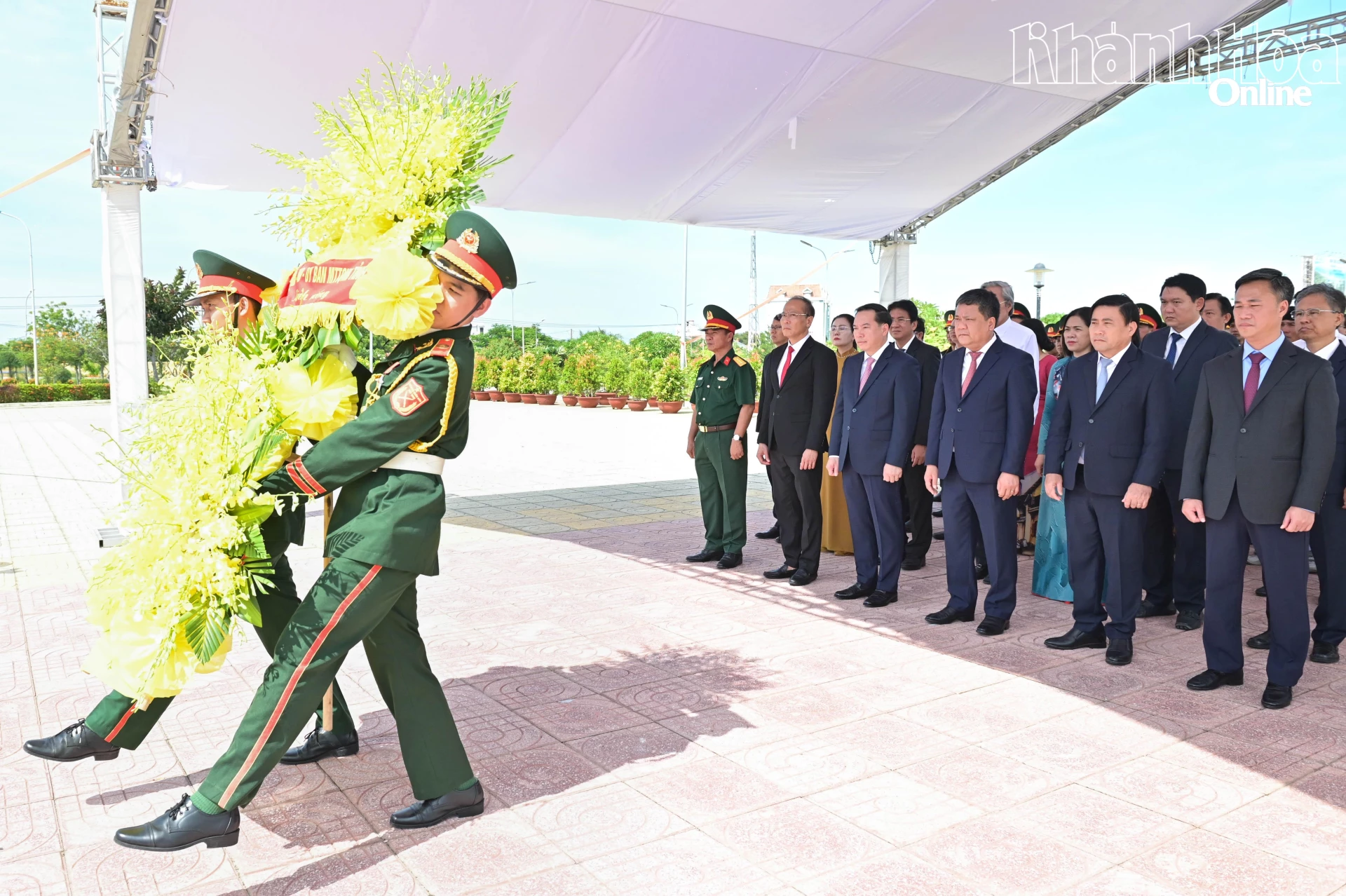 Bí thư Tỉnh ủy Trần Phong và các đại biểu dâng hoa tại Nghĩa trang liệt sĩ Ninh Thuận.