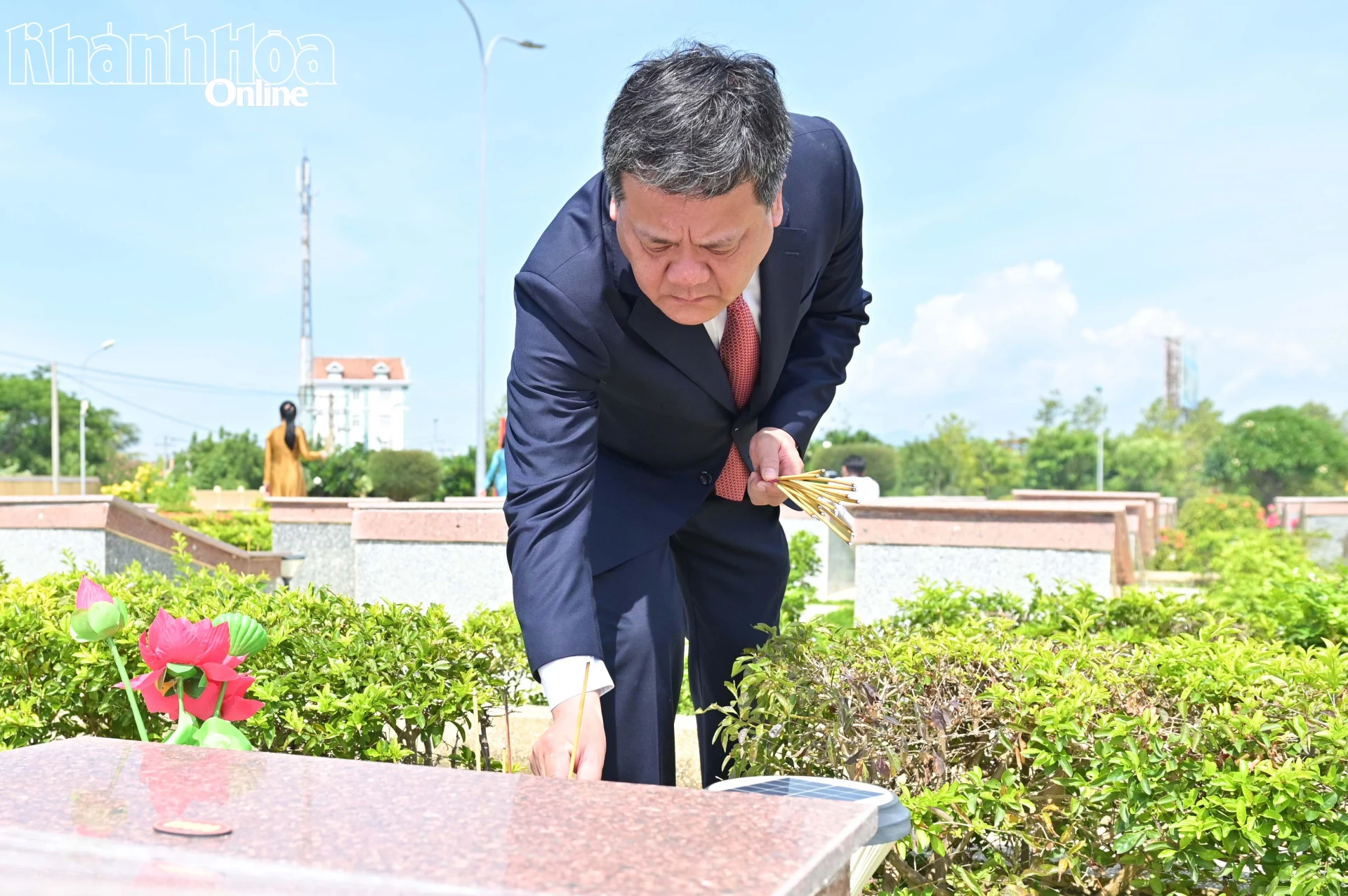 Đồng chí Trần Phong thắp hương tại phần mộ liệt sĩ trong Nghĩa trang liệt sĩ Ninh Thuận.