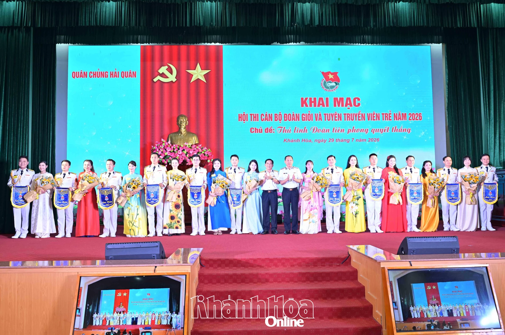 Ban Tổ chức trao cờ lưu niệm cho các đội thi.
