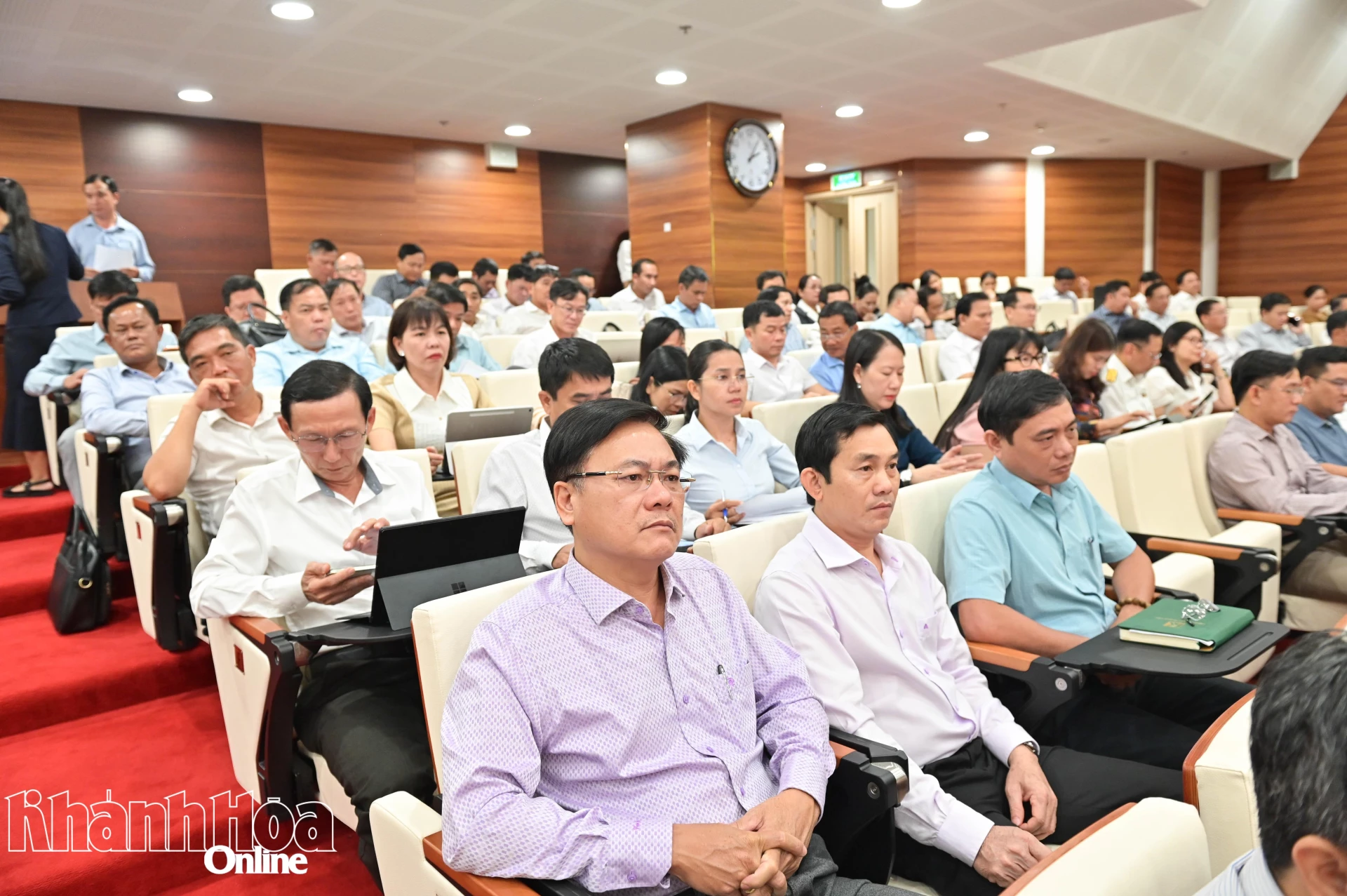Lãnh đạo các đơn vị, địa phương dự họp.