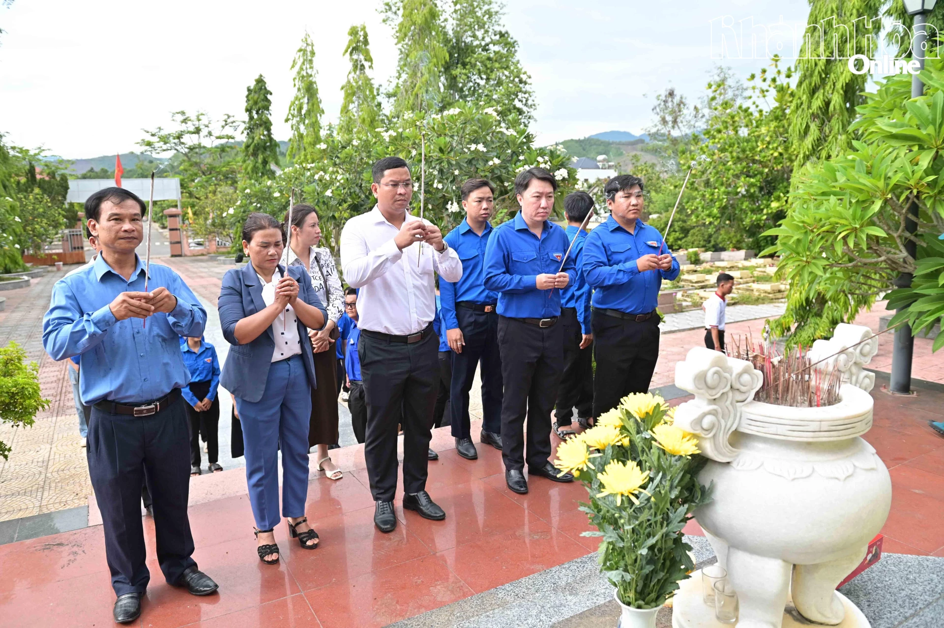 Các đơn vị dâng hoa, dâng hương tại Nghĩa trang liệt sĩ Khánh Vĩnh.