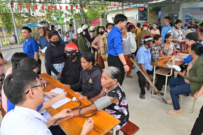 Chiến dịch tình nguyện Kỳ nghỉ hồng tại xã Trung Khánh Vĩnh