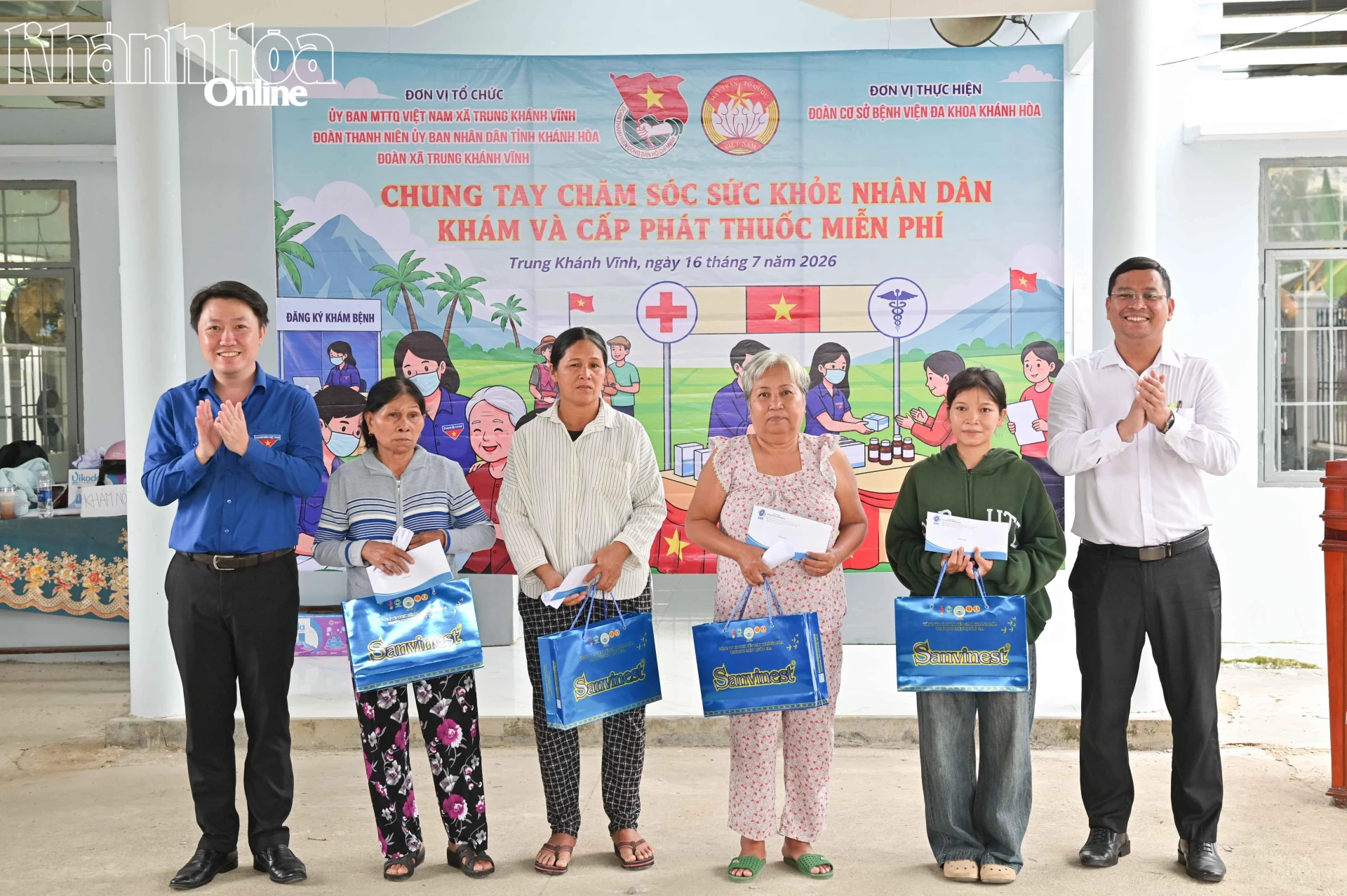 Các đơn vị trao quà cho các gia đình chính sách trên địa bàn xã.
