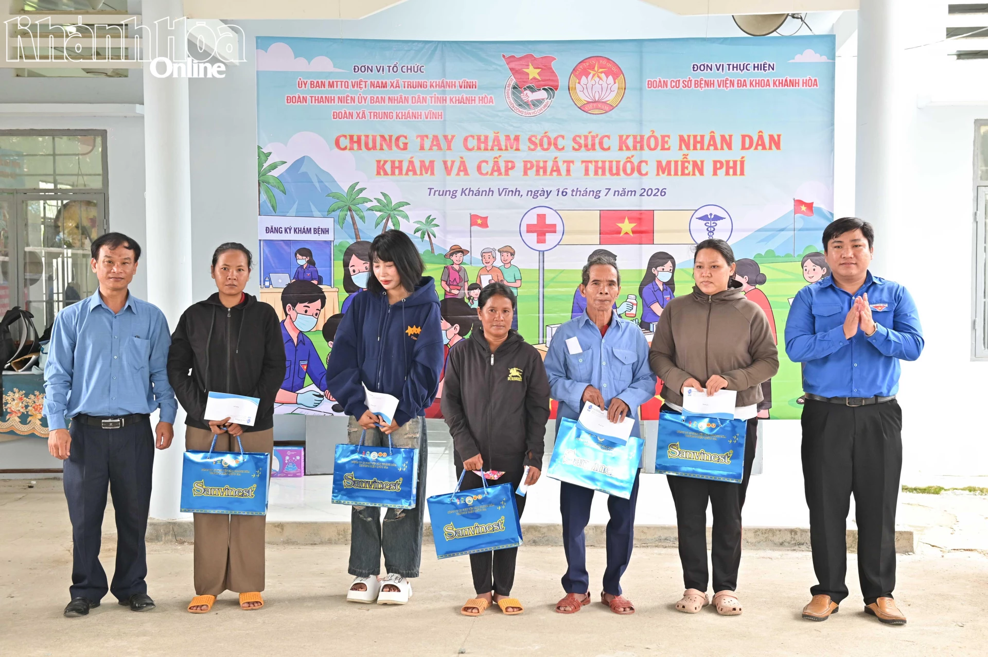 Các đơn vị trao quà cho các gia đình chính sách trên địa bàn xã.