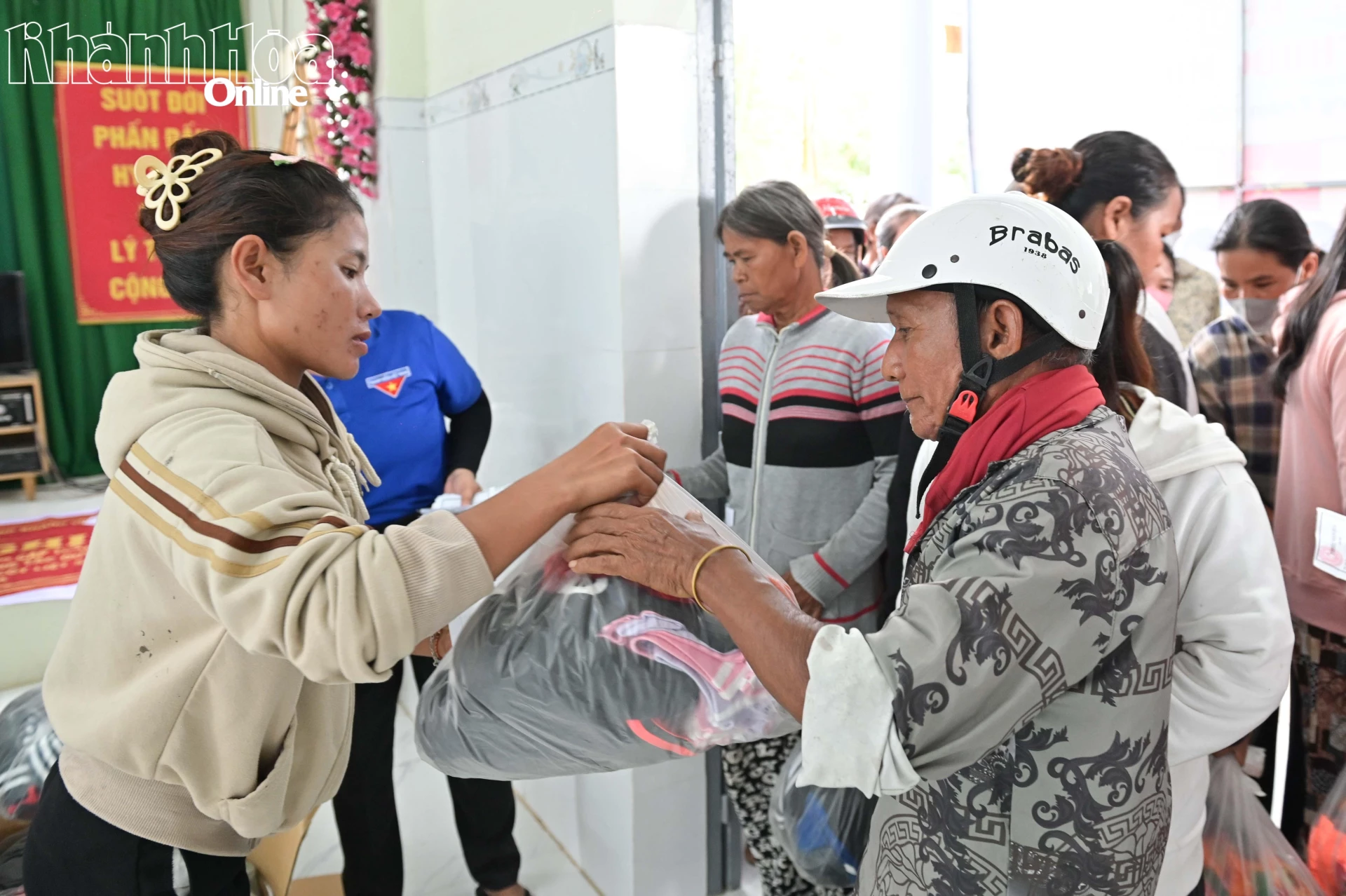 Tại chương trình, Ủy ban MTTQ Việt Nam xã Trung Khánh Vĩnh cũng có các phần quà tặng cho người dân có hoàn cảnh khó khăn.