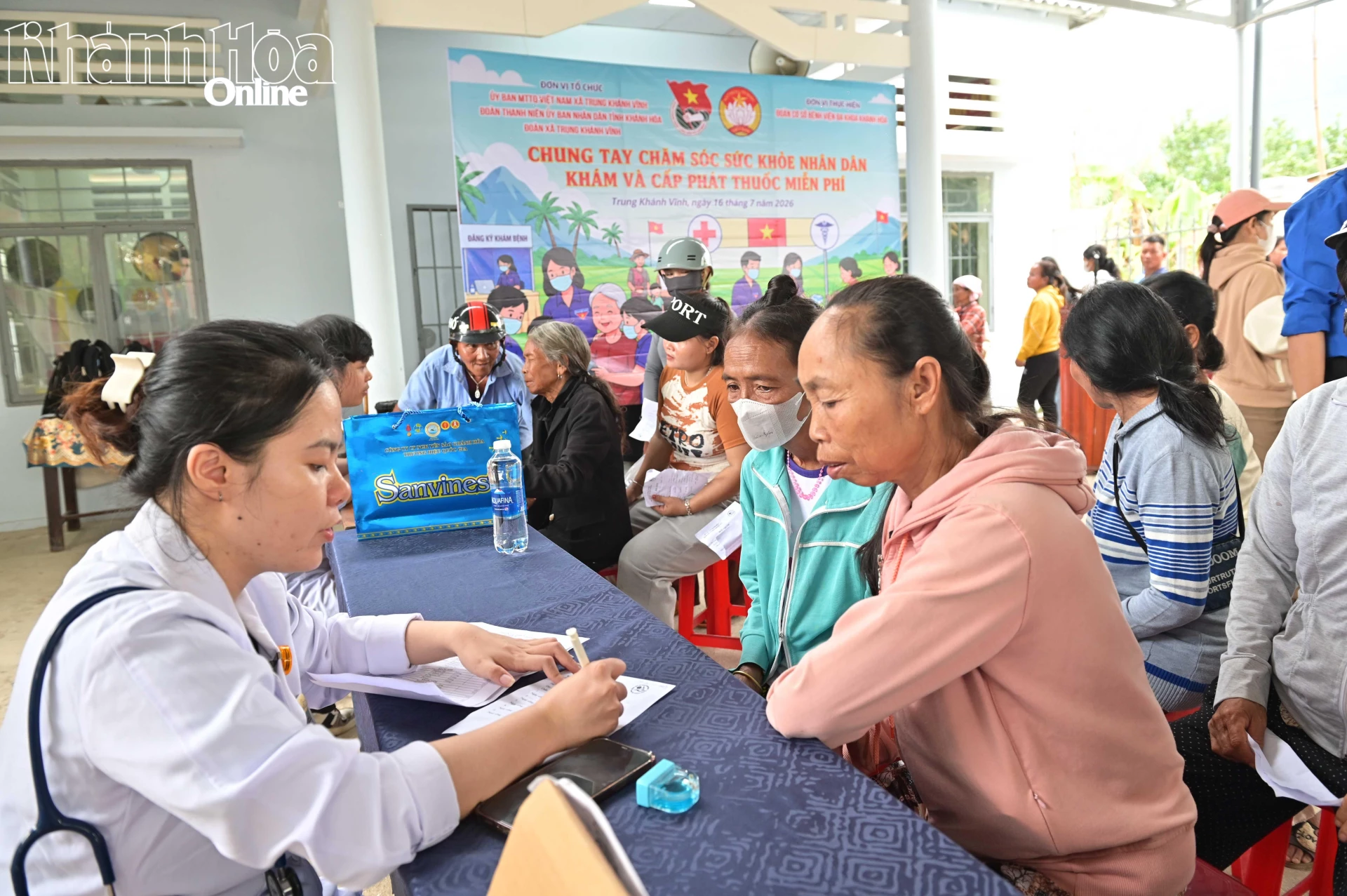 Tại nhà cộng đồng thôn Suối Cá, các đoàn viên, thanh niên là y bác sĩ của Bệnh viện Đa khoa tỉnh tổ chức khám bệnh miễn phí cho người dân.