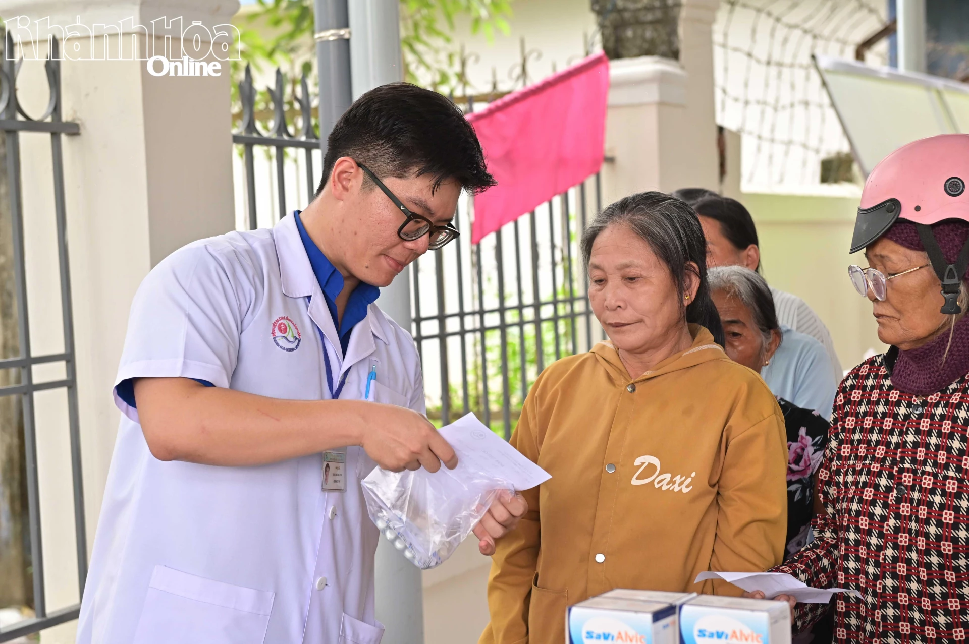 Người dân được cấp thuốc, hướng dẫn sử dụng tận tình.