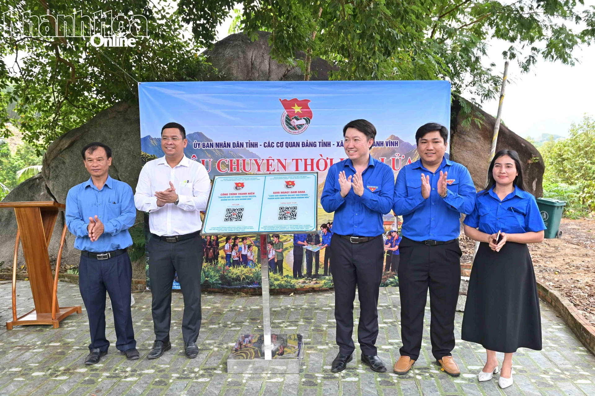 Thực hiện bàn giao bảng mã QR cho địa phương.
