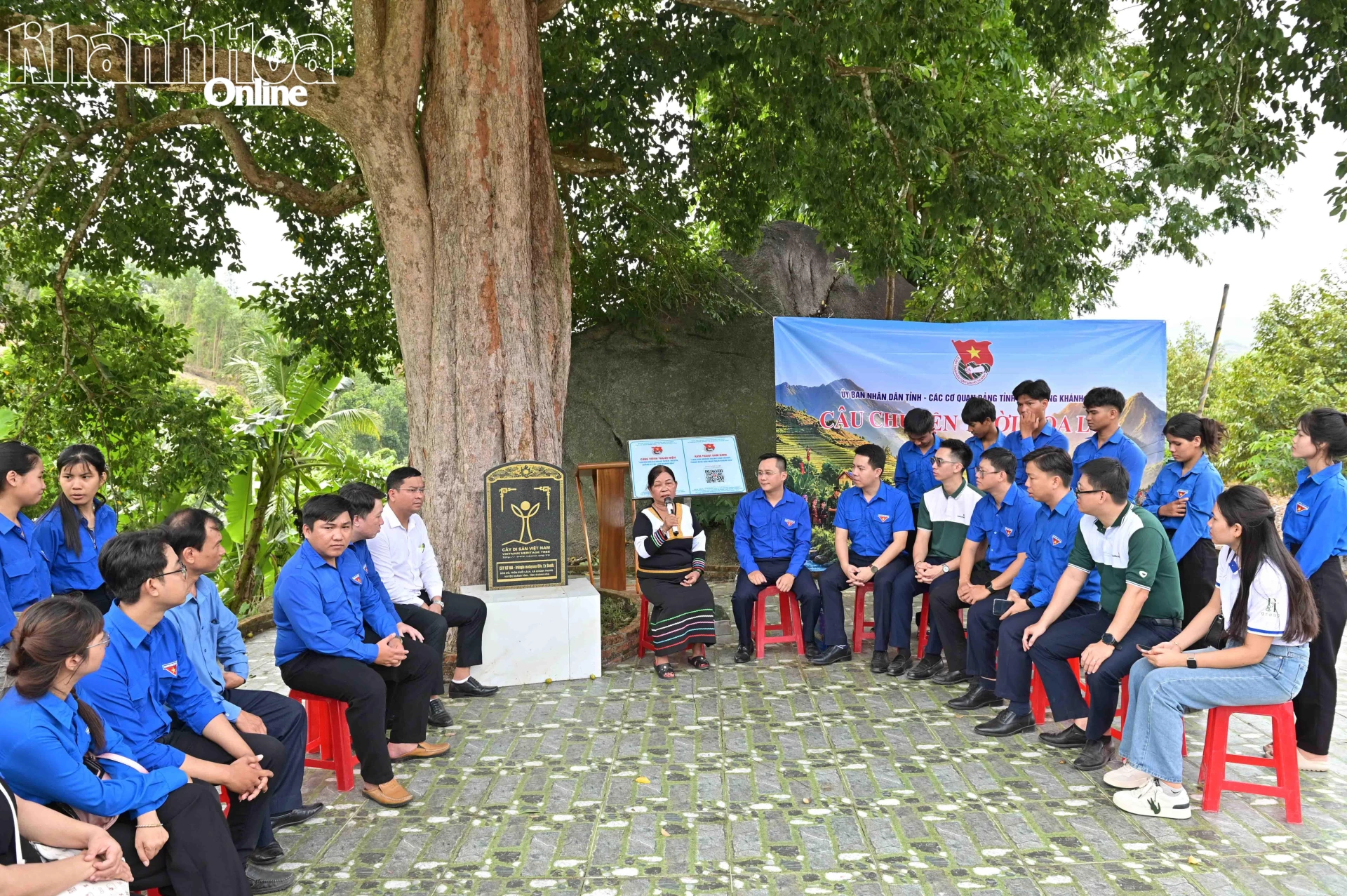 Các đoàn viên, thanh niên gặp gỡ, nghe các câu chuyện truyền thống, lịch sử từ các nhân chứng tham gia hoạt động kháng chiến cứu nước.