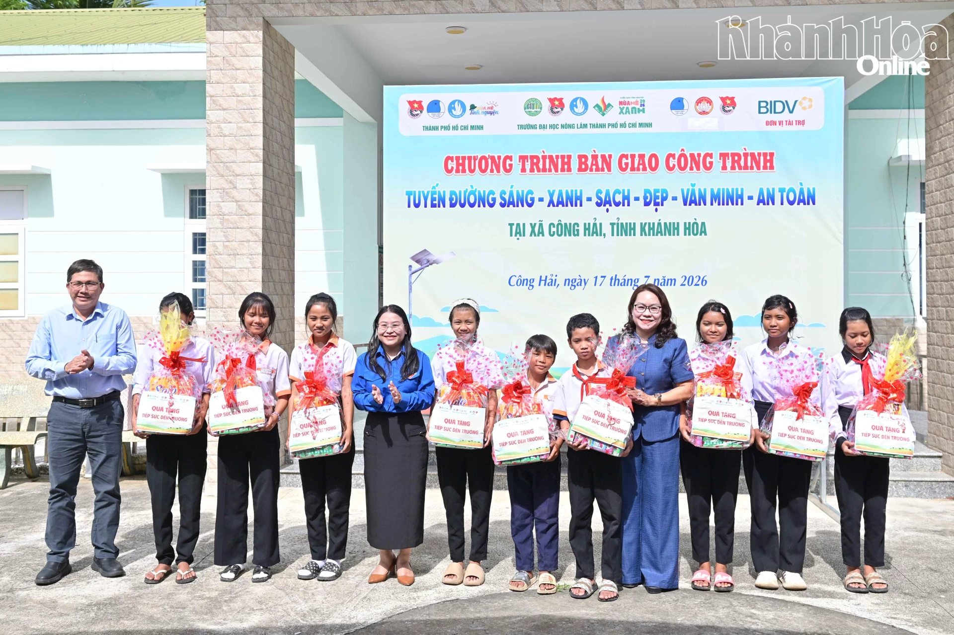 Các đại biểu trao quà hỗ trợ học sinh có hoàn cảnh khó khăn.