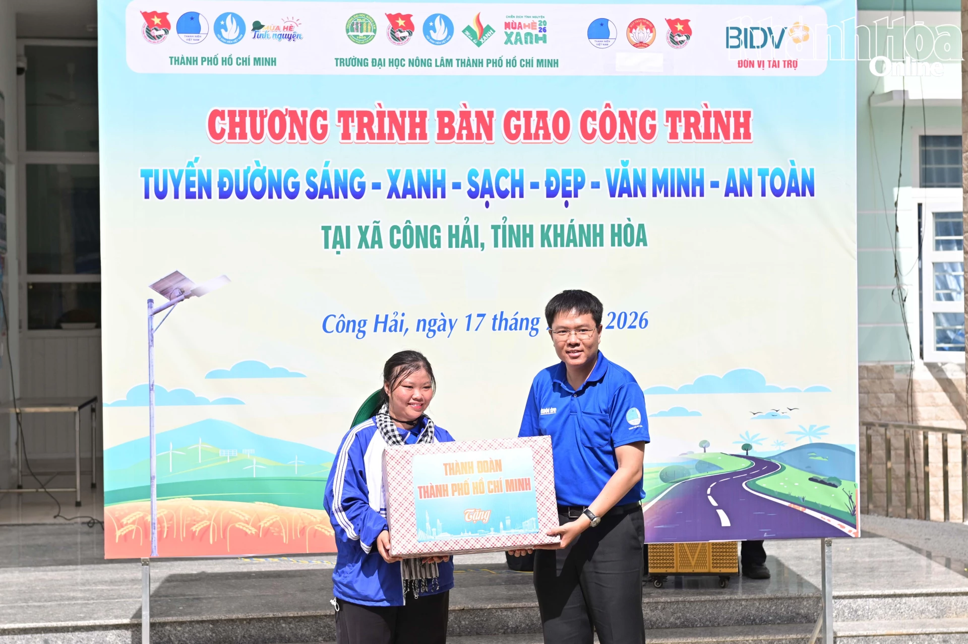 Thành đoàn TP. Hồ Chí Minh tặng quà động viên đội tình nguyện.