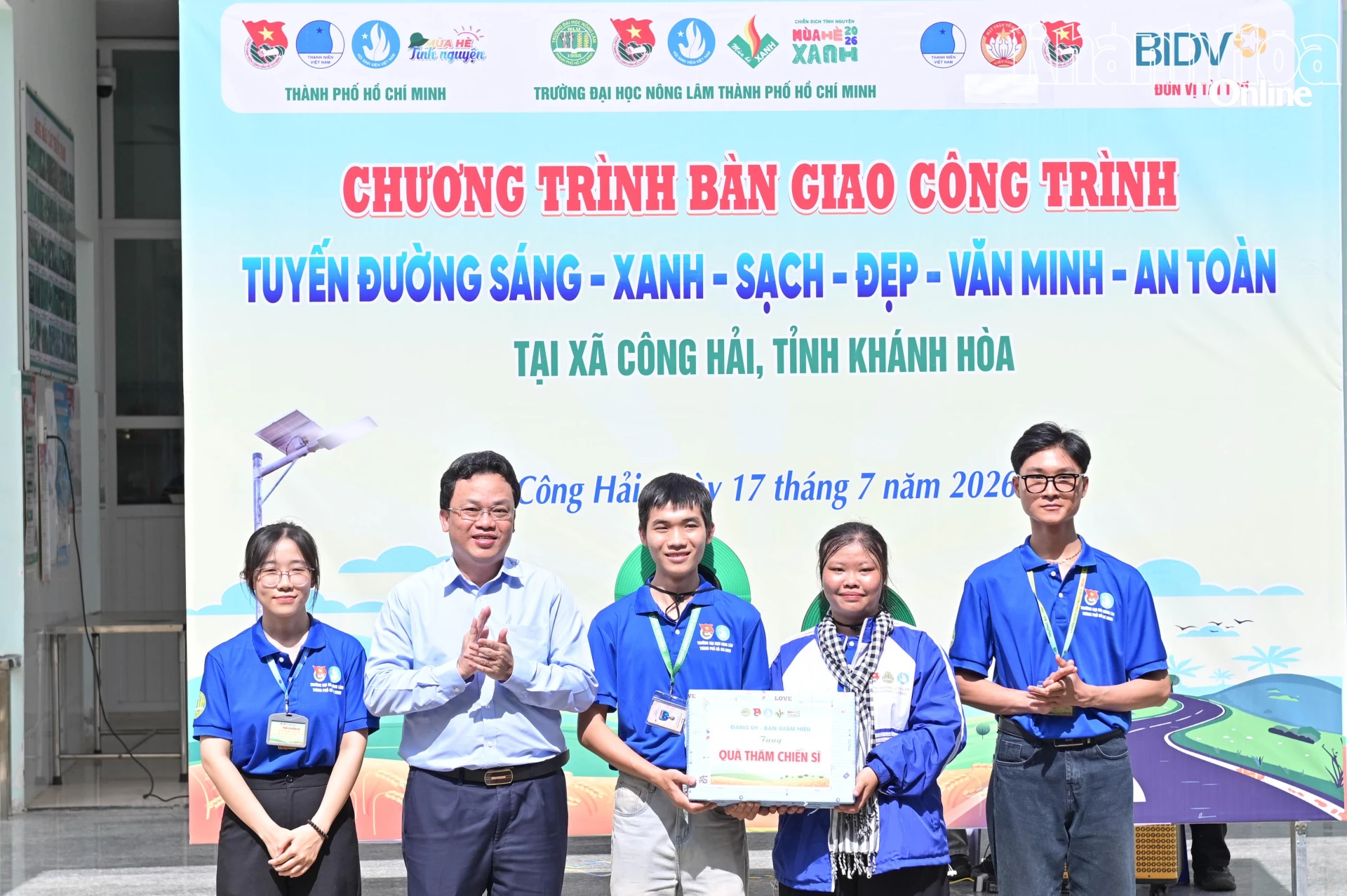 Trường Đại học Nông Lâm TP. Hồ Chí Minh tặng quà động viên đội tình nguyện.