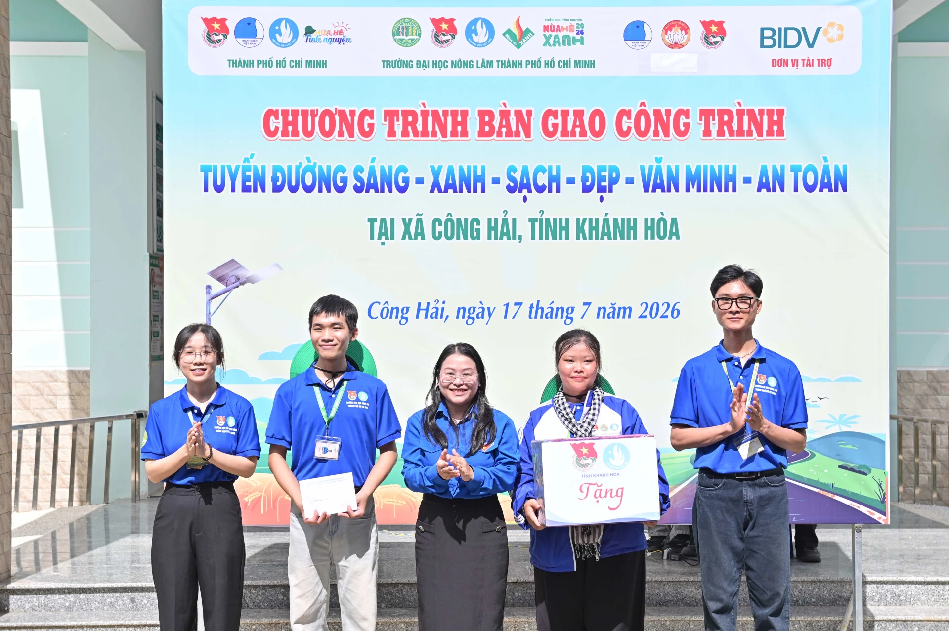 Lãnh đạo Tỉnh đoàn Khánh Hòa tặng quà động viên đội tình nguyện.