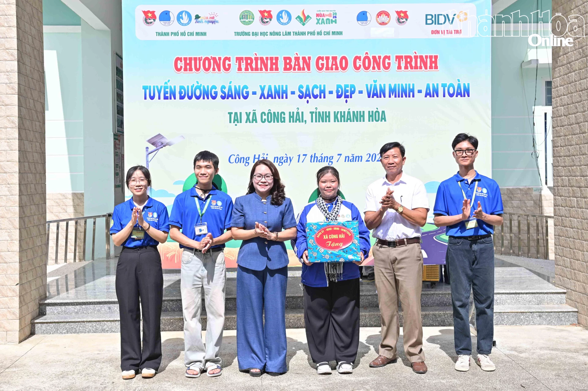 Lãnh đạo xã Công Hải tặng quà tri ân đến đội hình tình nguyện của trường.