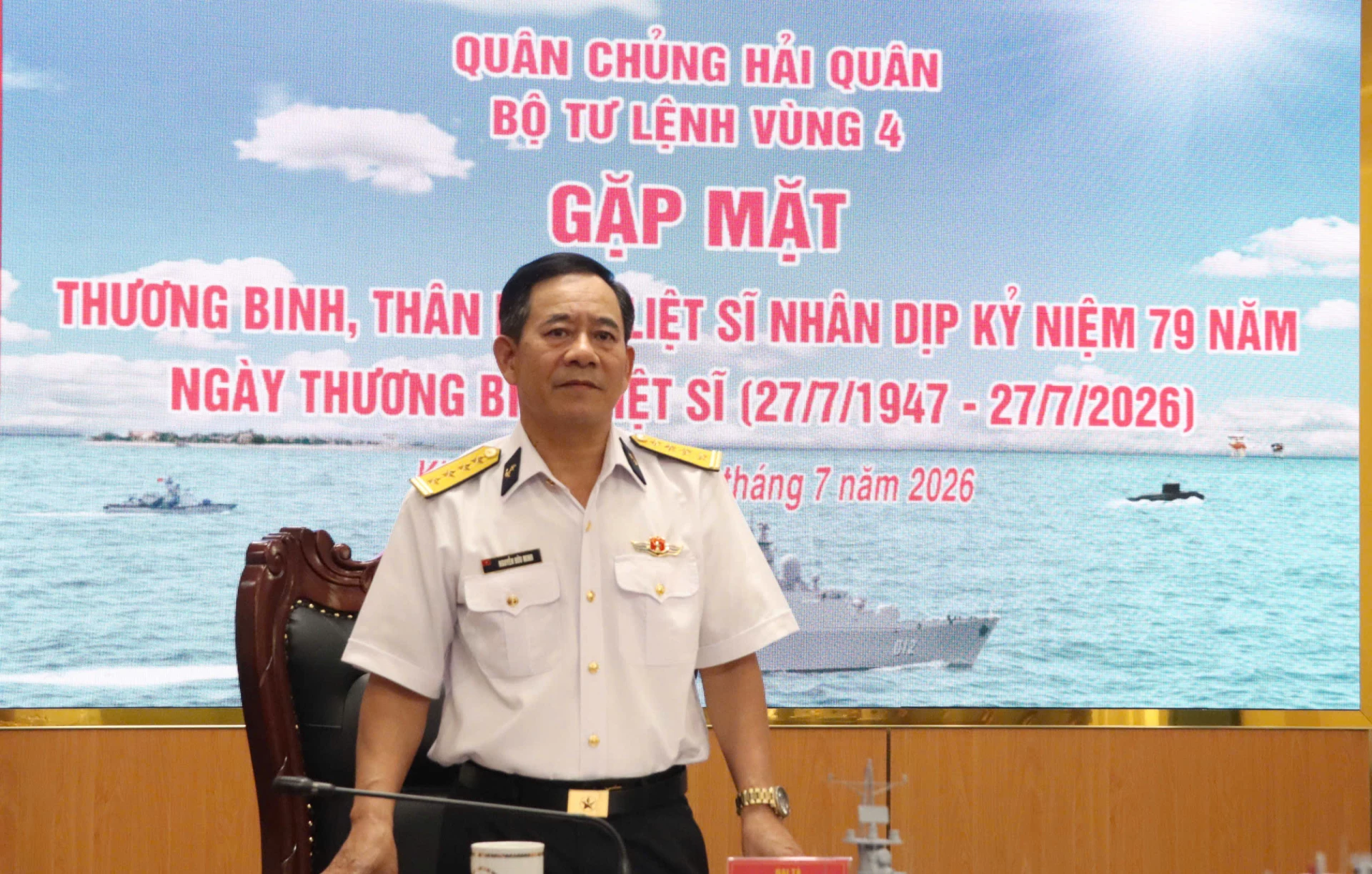Đại tá Nguyễn Hữu Minh, Phó Chính ủy Vùng 4 phát biểu tại buổi gặp mặt.