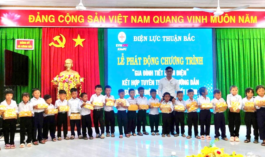 Lãnh đạo Ủy ban MTTQ Việt Nam xã Công Hải trao 40 suất quà cho các em học sinh tiểu học trên địa bàn xã Công Hải.