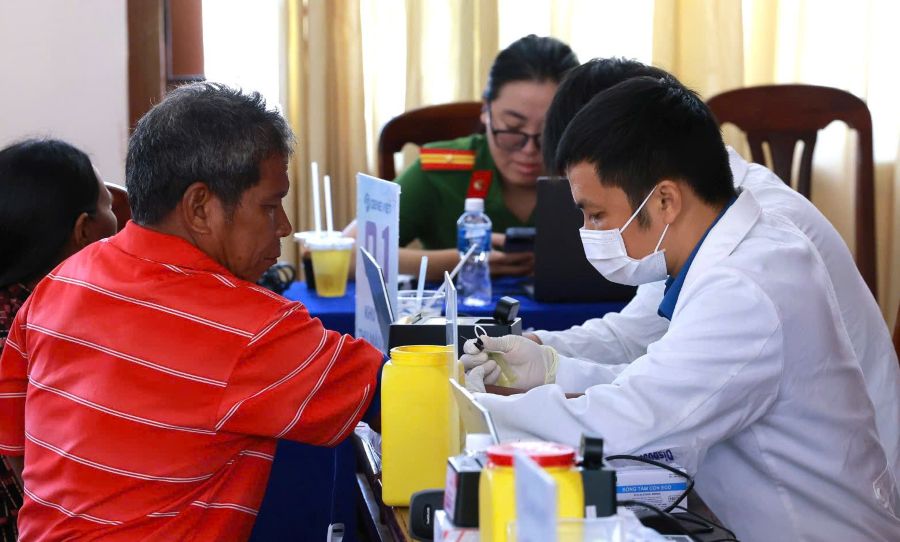 Lực lượng chức năng thực hiện thu nhận mẫu sinh phẩm ADN của thân nhân liệt sĩ tại Lễ phát động đợt cao điểm triển khai thu nhận mẫu sinh phẩm ADN